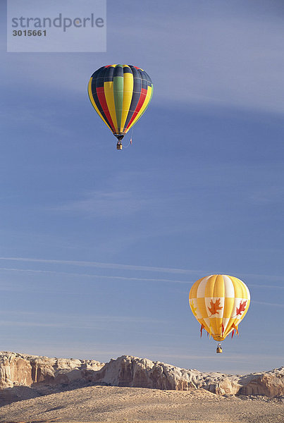 Heißluftballons über Wüste.