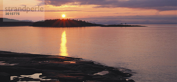 Sonnenuntergang über hohe Küste in Schweden.