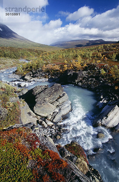 River fließt durch erhöhte Ansicht Felsen