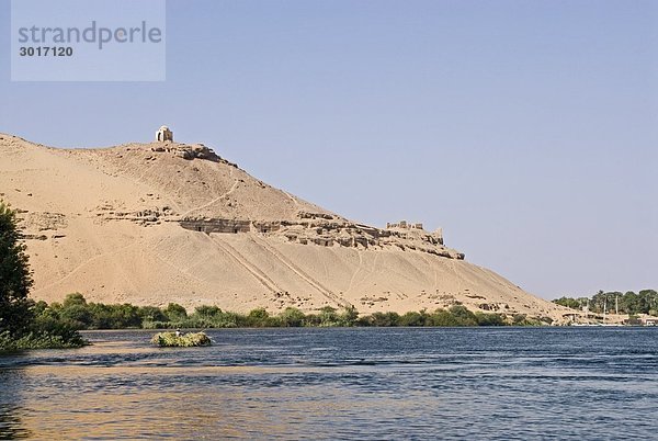 Felsengrab am Flussufer des Nil  Assuan  Ägypten