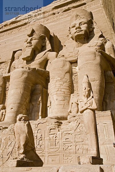 Kolossalstatuen vor dem Tempel von Ramses II in Abu Simbel  Ägypten  Flachwinkelansicht  Close-up