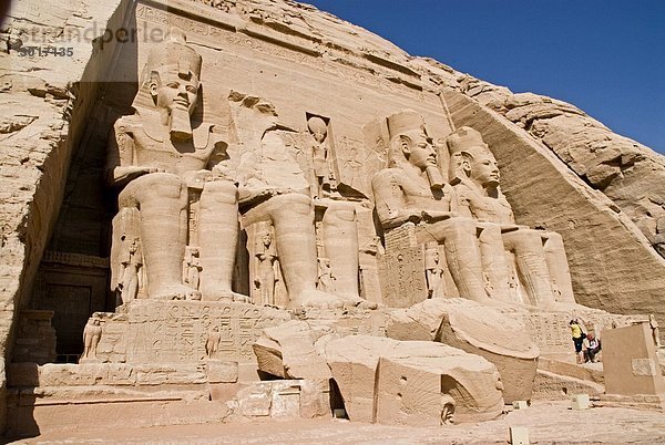 Kolossalstatuen vor dem Tempel von Ramses II in Abu Simbel  Ägypten  Flachwinkelansicht