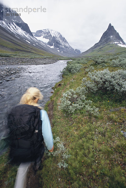 Skandinavischen Frau Wandern Nallo Lappland Schweden.