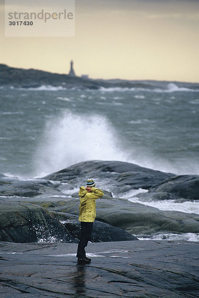 Frau im Wind am Meer Schweden.