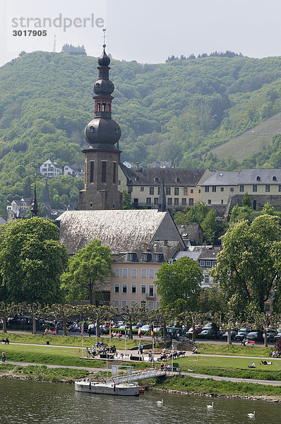 Blick über Mosel auf Pfarrkirche St. Martin  Cochem  Rheinland-Pfalz  Deutschland