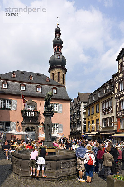 Touristen auf dem Marktplatz von Cochem  Rheinland-Pfalz  Deutschland