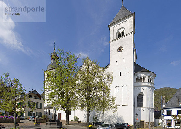 Außenansicht der Stiftskirche St. Castor  Treis-Karden  Rheinland-Pfalz  Deutschland