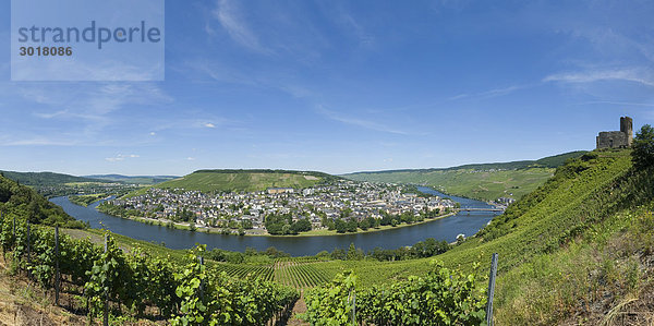 Moselschleife bei Bernkastel-Kues mit Burg Landau im Hintergrund  Rheinland-Pfalz  Deutschland  Weitwinkelansicht