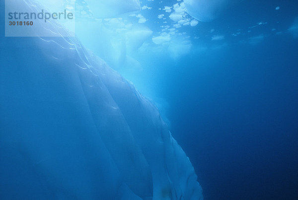 Unter der Oberfläche von Wasser der Antarktis Eisberg