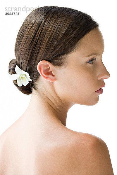 Porträt einer jungen Frau mit Blume im Haar