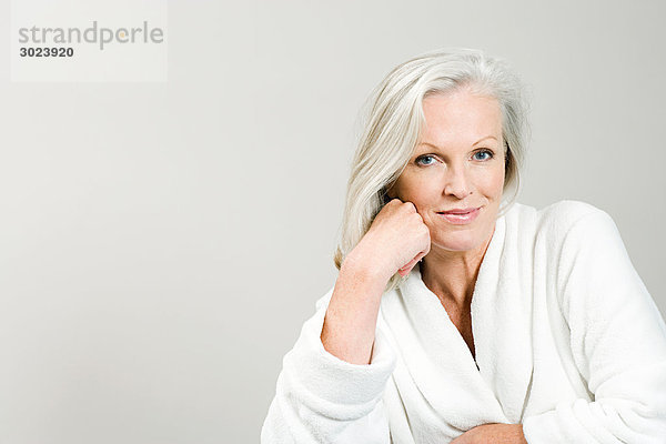 Porträt einer Frau mittleren Alters im Bademantel