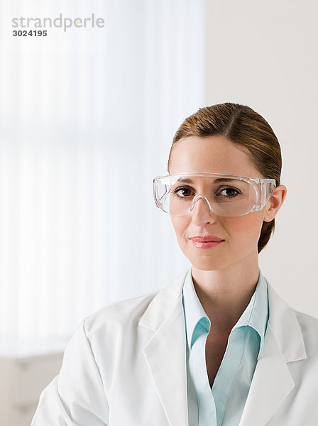 Wissenschaftlerin mit Schutzbrille
