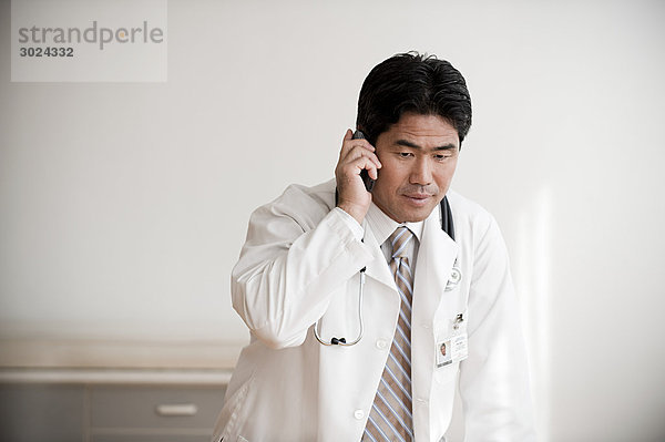Arzt auf dem Handy