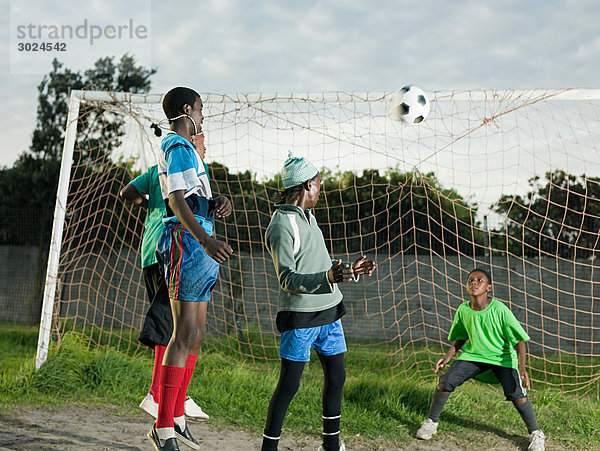 Teenager Jungen spielen Fußball