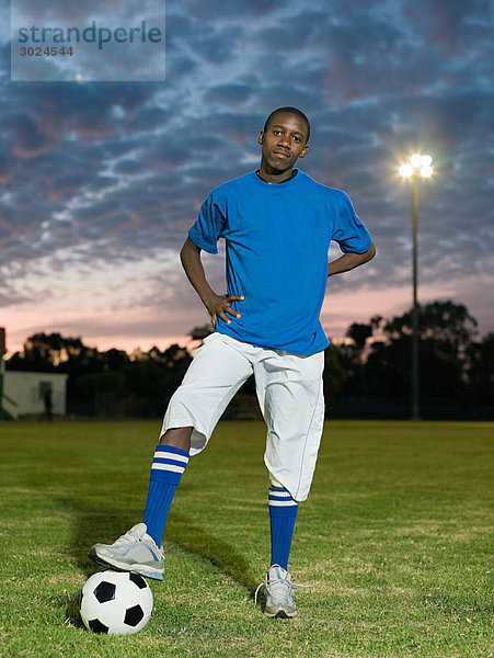 Teenager afrikanischer Junge mit Fußball