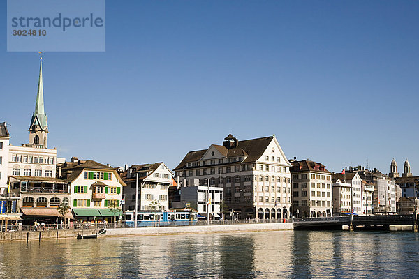 Architektur und der Fluss limmat in Zürich