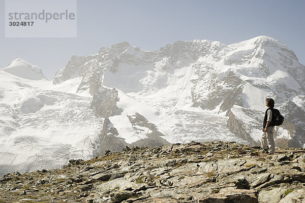 Wanderer in der Nähe eines eisbedeckten Berges