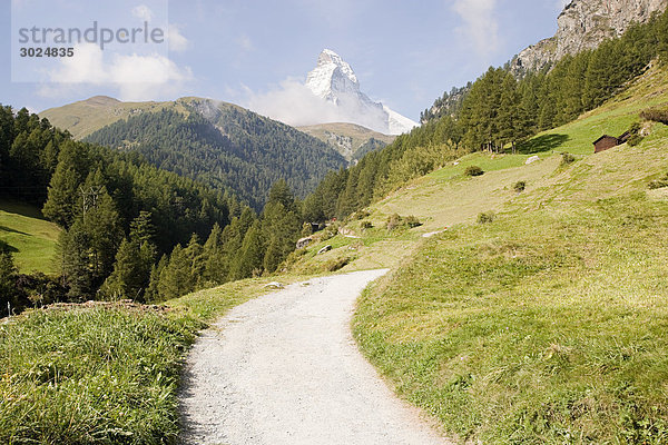 Weg durch Felder und Materiehorn