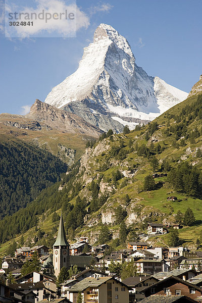 Schweizer Stadt bei matterhorn