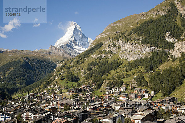 Schweizer Stadt bei matterhorn