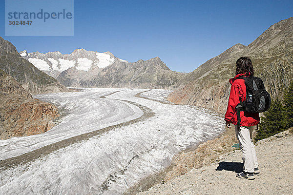 Wanderer am Aletschgletscher in der Schweiz
