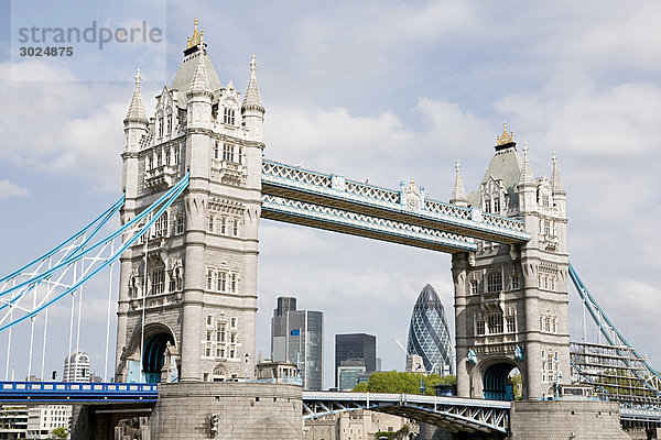 Turmbrücke und Stadt von London