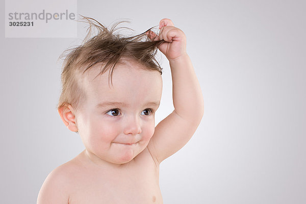 Baby mit zerzaustes Haar