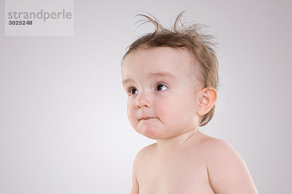 Baby mit zerzaustes Haar