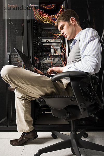 Männlicher Computertechniker bei der Arbeit