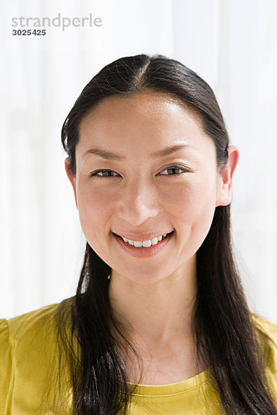 Porträt einer lächelnden Japanerin