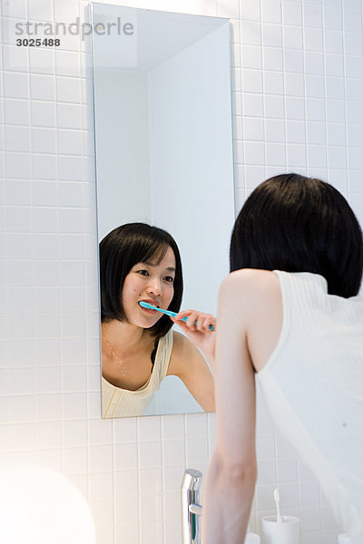 Japanerin beim Zähneputzen