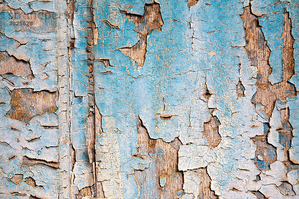 Schälen von Farbe auf einer Holzwand
