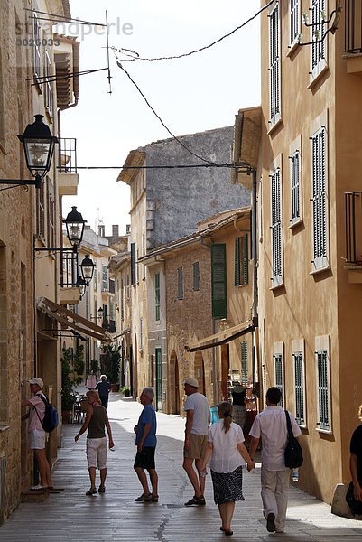 Touristen in einer Gasse in der Altstadt von Alcudia  Mallorca  Spanien