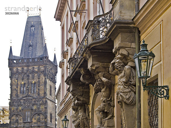 Pulverturm in Prag  alte Häuserfassade im Vordergrund  Tschechische Republik  Flachwinkelansicht