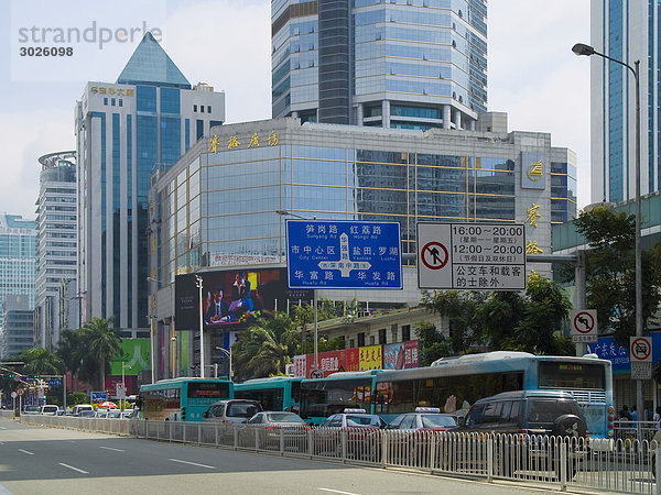 Straßenverkehr mit modernen Häusern im Hintergrund  Shenzhen  China