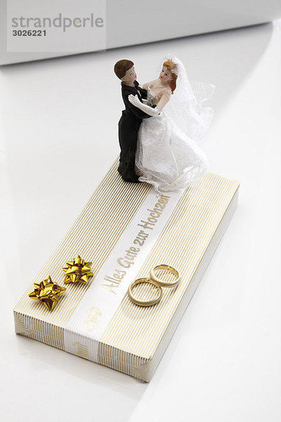 Hochzeitspaarfiguren auf dem Hochzeitsgeschenk stehend  erhöhte Ansicht