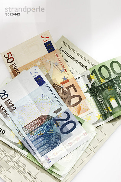 Steuerkarte  Euro-Münzen und Euro-Banknoten im Lohnpaket  erhöhte Ansicht
