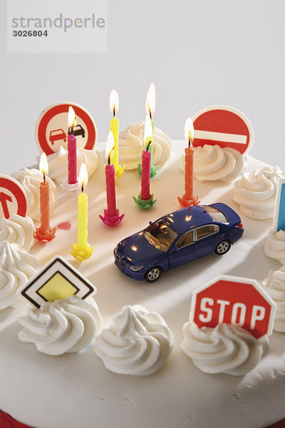 Torte mit Straßenschildern und Spielzeugauto  erhöhte Ansicht