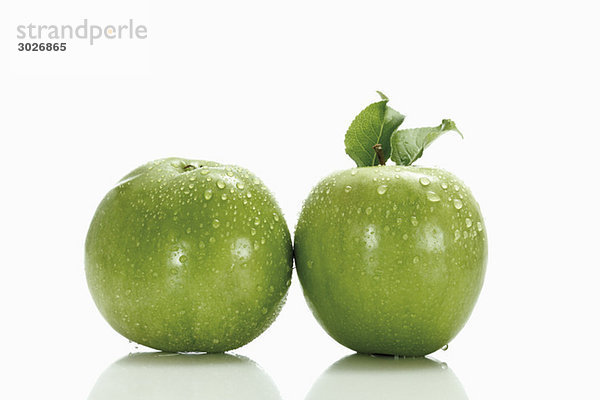 Zwei grüne Äpfel mit Wassertropfen