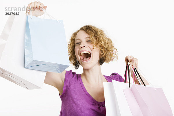Junge Frau mit Einkaufstüten  lachend  Porträt
