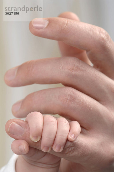 Baby Junge (0-3 Monate) mit Finger  Nahaufnahme