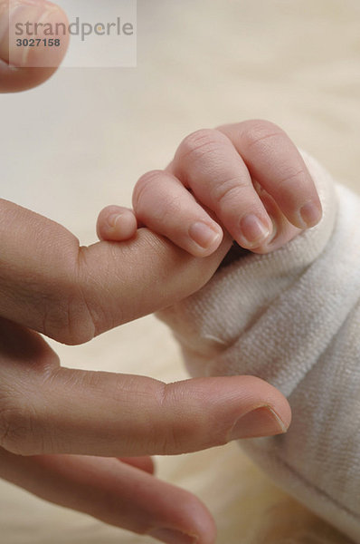 Baby Boy (3 Wochen) mit dem Finger  Nahaufnahme
