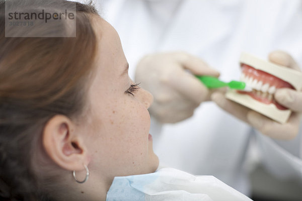 Zahnarzt-Lehrerin (8-9)  wie man Zähne putzt