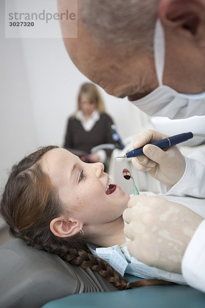 Mädchen (8-9) im Zahnarztstuhl