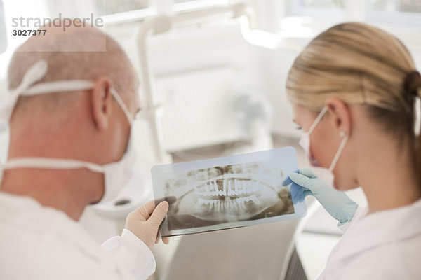 Deutschland  Bayern  Landsberg  Zahnarzthelferin und Zahnarzthelferin mit Röntgenaufnahme