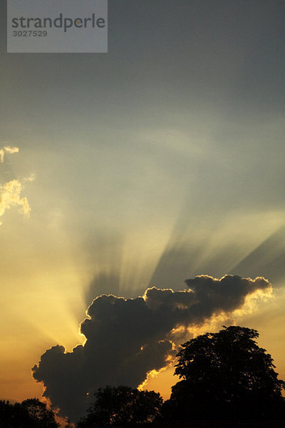 Deutschland  Köln  Himmel  Wolken  Sonnenstrahlen  Tiefblick