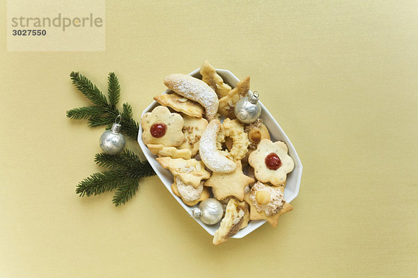 Kekse in Schale und Weihnachtsdekoration  erhöhte Ansicht