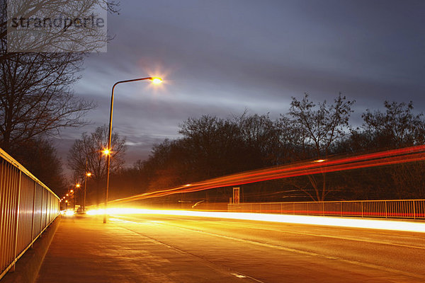 Brücke bei Nacht mit Autolampen
