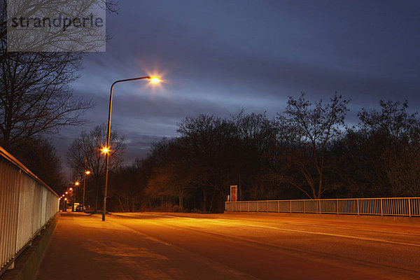 Brücke bei Nacht mit Straßenlaternen
