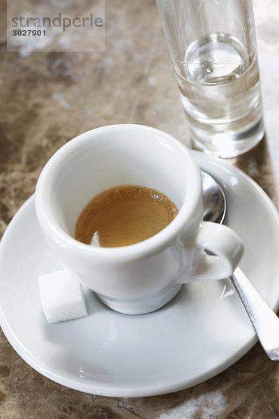 Tasse Espresso und ein Glas Grappa  erhöhte Ansicht